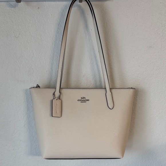 Coach Handbags - 🆕 Coach Fiona Tote